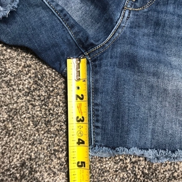 Levi High-Rise Raw Hem Shorts Waist 28 - Picture 5 of 11
